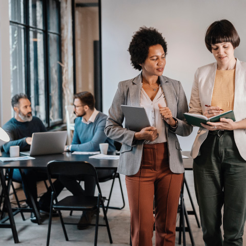 Valutatori e candidati, sono coinvolti in un percorso di assessment in azienda. Sono intorno a un tavolo per la la terza fase del processo, il colloquio di feedback, la valutazione finale dei risultati che porteranno poi alla scelta dei futuri manager. Il clima è disteso, i valutatori spiegano con empatia quanto osservato nella seconda fase di valutazione.